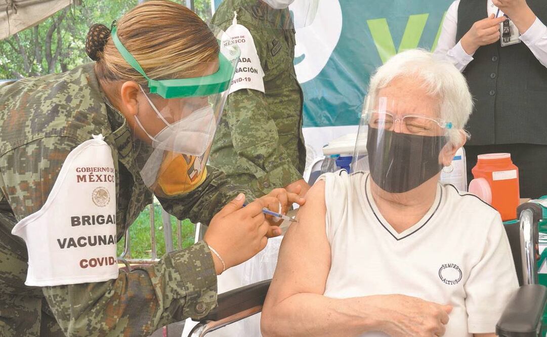 A los adultos se les aplicó la dosis de Pfizer, en Guadalupe, y AstraZeneca, en Monterrey. Fotos: Emilio Vázquez. EL UNIVERSAL