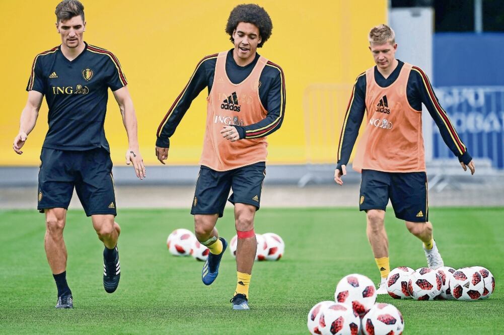 El mediocampista ofensivo (der.) tiene plena confianza en el futbol que les ha inculcado el DT Roberto Martínez (FRANCK FIFE. AFP)