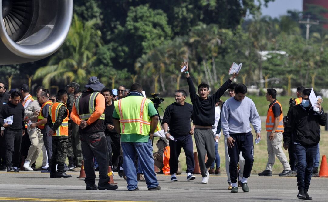 El primero de dos vuelos con migrantes hondureños deportados de EU en aviones militares llegó el viernes a La Lima, norte de Honduras, y fue recibido por autoridades del Gobierno que preside Xiomara Castro. Foto: EFE