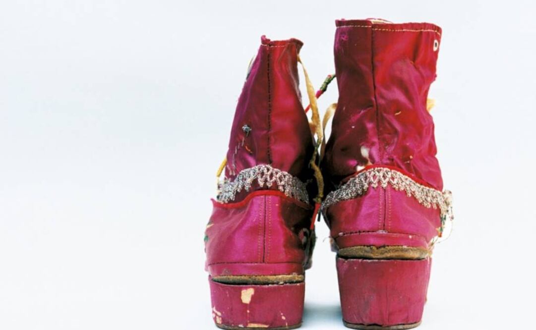 La pieza más conmovedora de entre el centenar de objetos que retrató es, a juicio de Ishiuchi, un par de zapatos ortopédicos de la artista en los que aún se observa la anatomía de sus pies. FOTO: MICHAEL HOPPEN GALLERY.