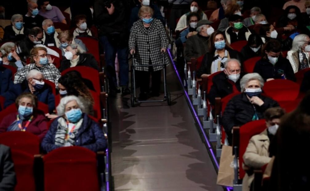 Adultos mayores, ya vacunados, van al teatro en Madrid tras un año de confinamiento