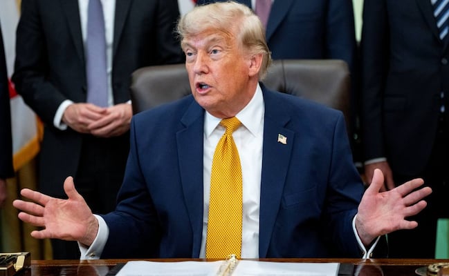 Donald Trump afirma que EU tiene "control total" del estrecho de Ormuz; Teherán asegura que está cerrado