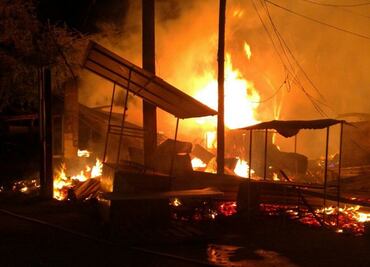 Incendio afecta más de 25 locales en mercado de Acapulco