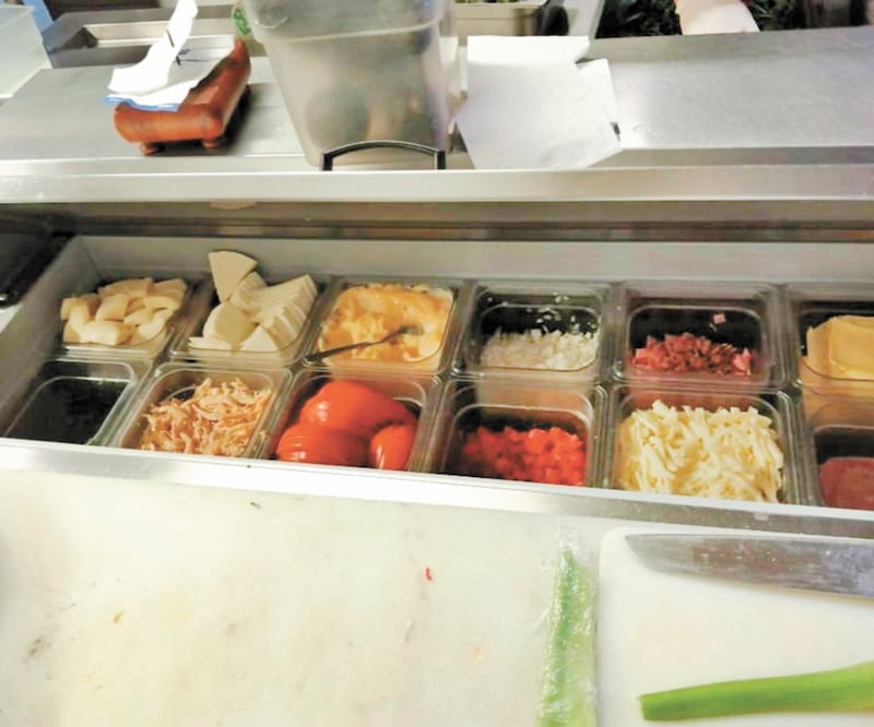 Tras inspeccionar el asilo, las autoridades hallaron suciedad, productos caducos y olores fétidos en refrigeradores. Foto: Especial