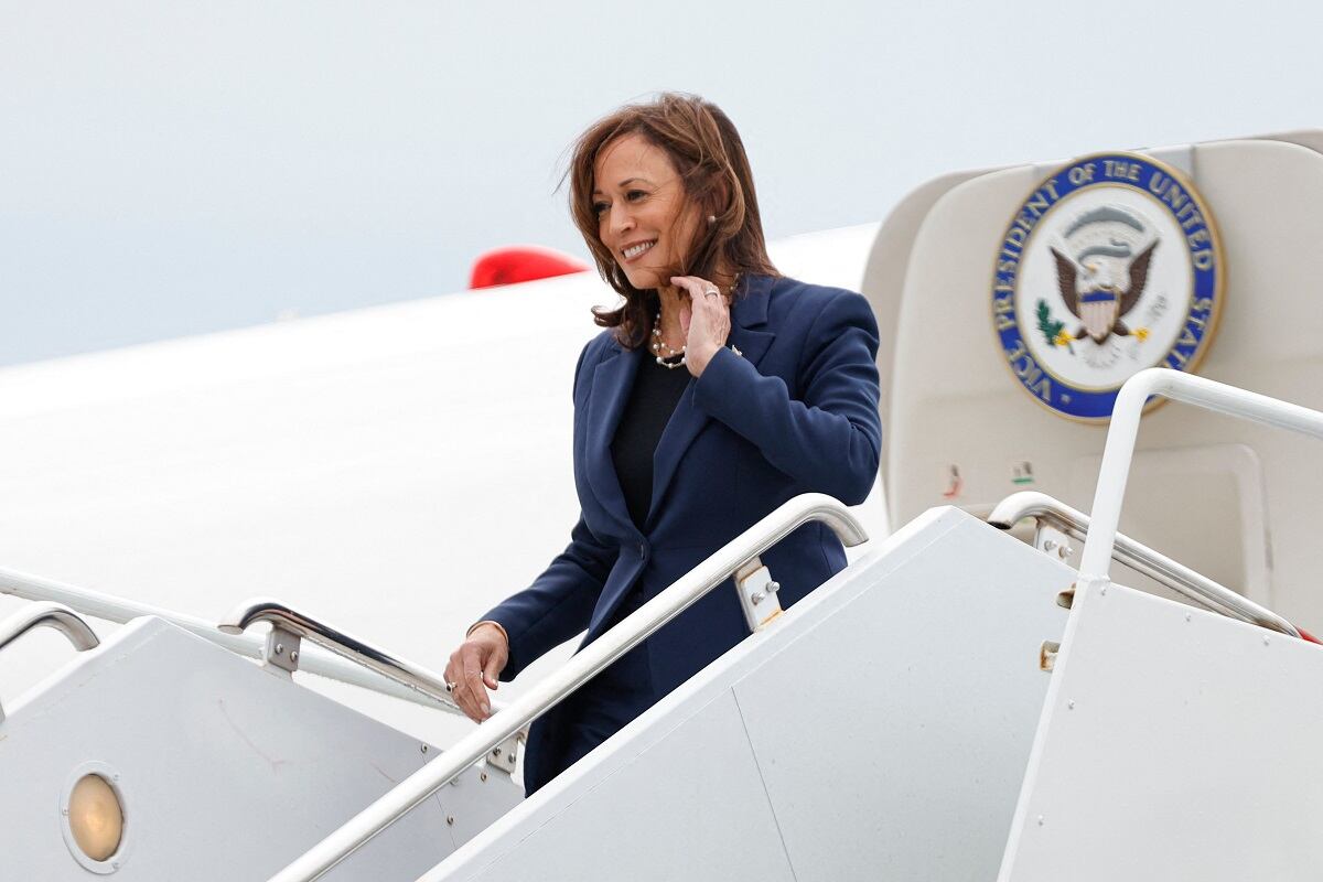 La vicepresidenta estadounidense, Kamala Harris, a su llegada a Milwaukee, en Wisconsin, donde hará un acto de campaña. FOTO: JIM VONDRUSKA. AFP