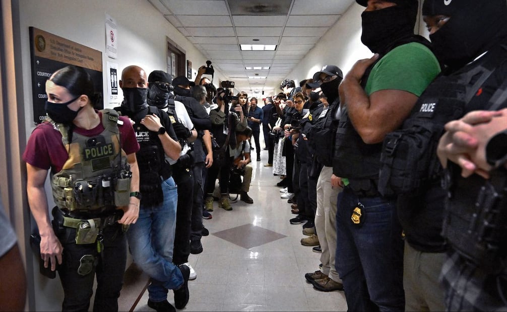 Agentes de ICE recargados en la pared esperan la aparición de lo que ellos llaman “objetivos”. Foto: CAROL GUZY, ZUMA PRESS, IWITNESS, FOR MIAMI HERALD