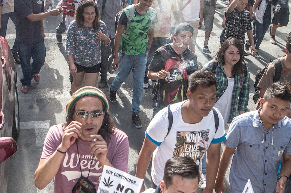 Alrededor de mil 500 personas se reunieron para pronunciarse sobre el uso medicinal de la marihuana frente a la Segob (CRISTOPHER ROGEL BLANQUET. EL)