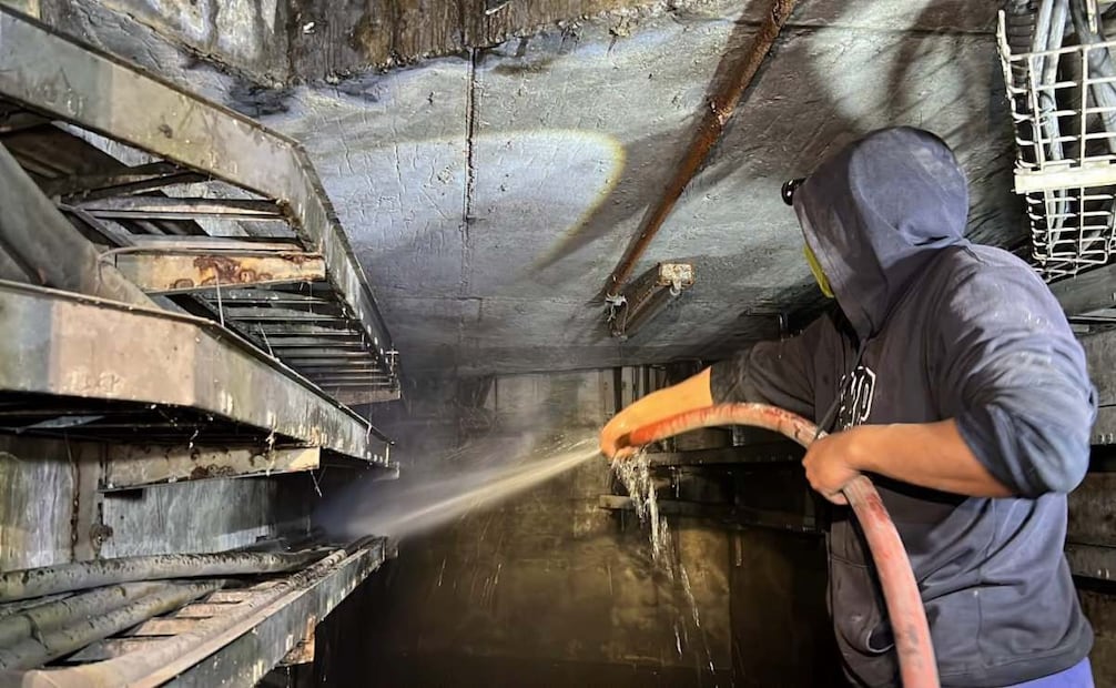 Metro desazolva cárcamo de la Línea B en Bosque de Aragón; busca proteger cableado y evitar fallas eléctricas.
Foto: Especial.