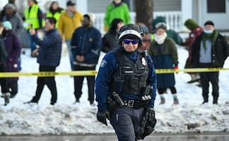 "Váyanse al carajo": alcalde de Minneapolis a ICE tras tiroteo; Inmigración afirma que actuó en defensa propia al abatir a mujer de EU