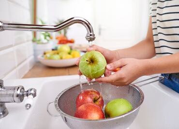 Cuál es la manera correcta de lavar las frutas para desinfectarlas