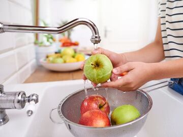 Cuál es la manera correcta de lavar las frutas para desinfectarlas