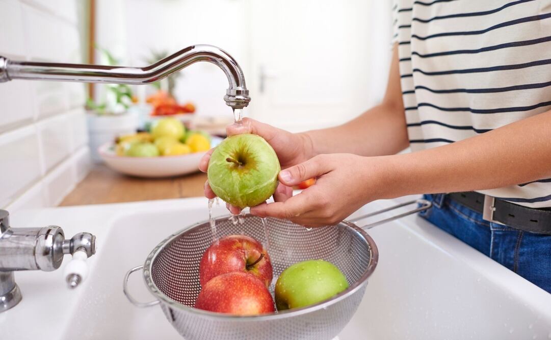 No consumas tus frutas sin antes desinfectarlas. Foto: Freepik