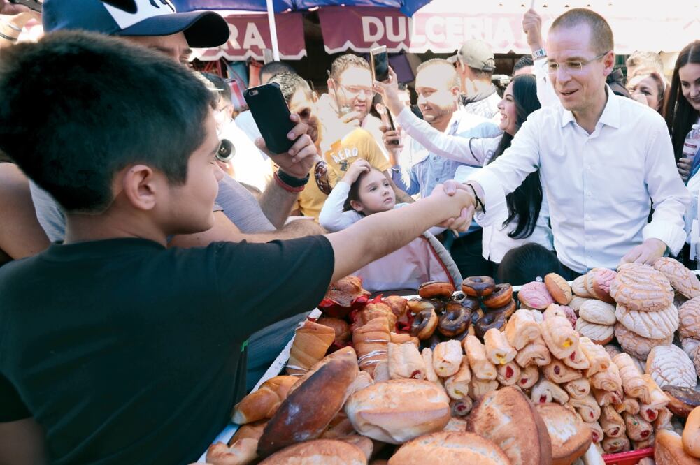 El candidato presidencial Ricardo Anaya Cortés, durante un recorrido al exterior de la iglesia de San Juan de los Lagos, Jalisco. Foto: ARIEL OJEDA. EL UNIVERSAL