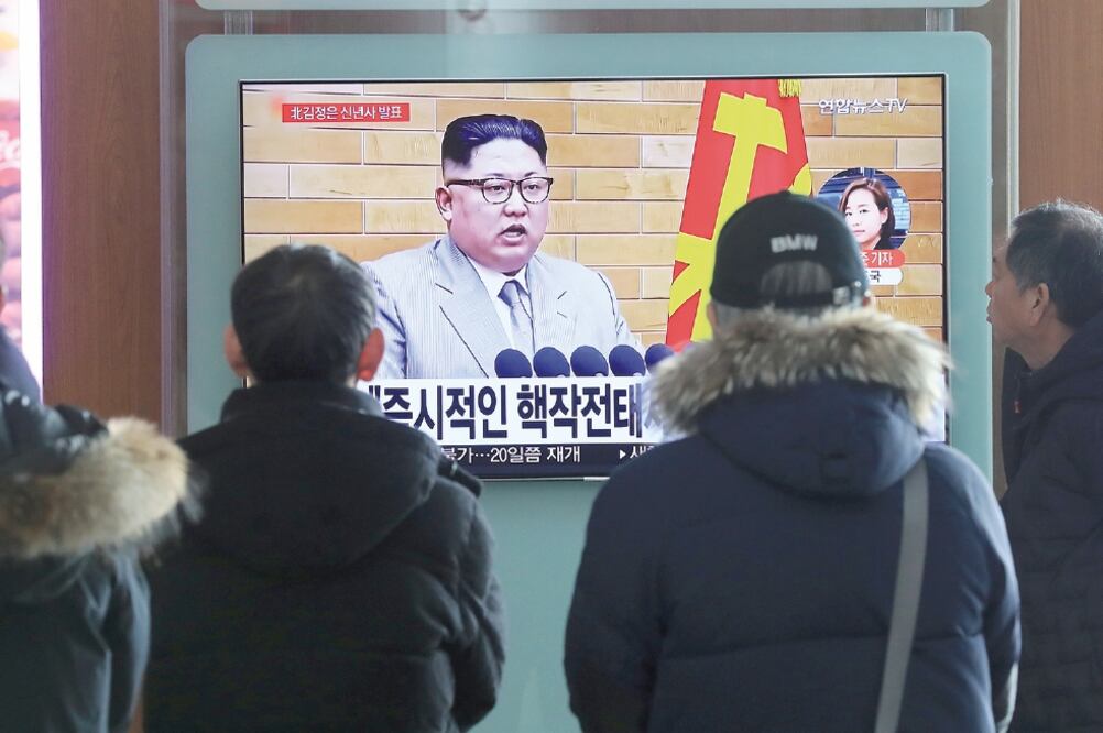 Surcoreanos ven en TV un mensaje del líder norcoreano Kim Jong-un transmitido el lunes, con motivo del Año Nuevo (REUTERS)