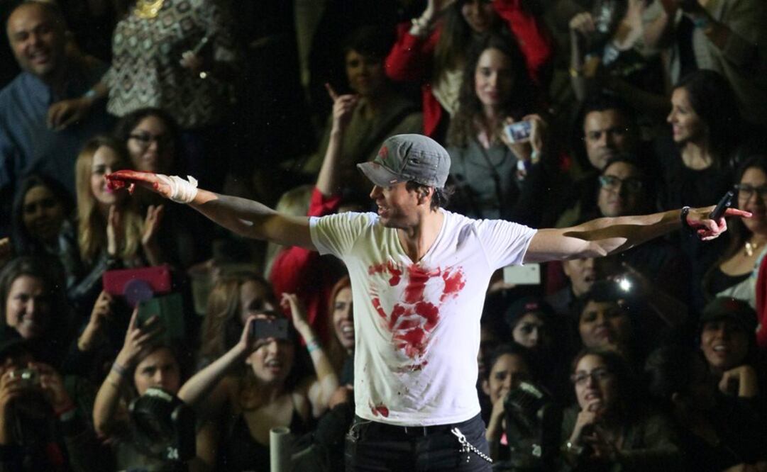 Pese a la sugerencia médica de que suspendiera el show, el español continuó media hora más. Lució sobre el escenario con las manos y la playera ensangrentada. FOTO: EFE