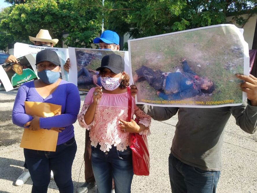 En pancartas, familiares de las víctimas mostraron fotografías de los asesinados. Foto: ESPECIAL