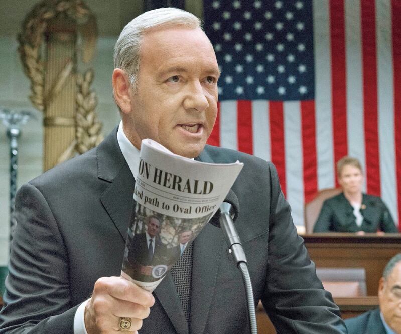 En 2011 Netflix (creada en 1997), se revoluciona y comienza la producción de contenido original con el drama político House of cards, con David Fincher como director y Kevin Spacey en el protagónico. La plataforma llega a México en 2015. ESPECIAL