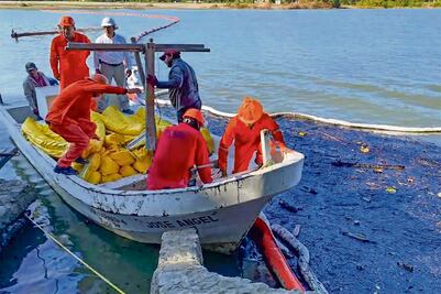 Suman 345 mil litros de crudo recuperado tras derrame en ríos de Veracruz