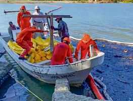 Suman 345 mil litros de crudo recuperado tras derrame en ríos de Veracruz