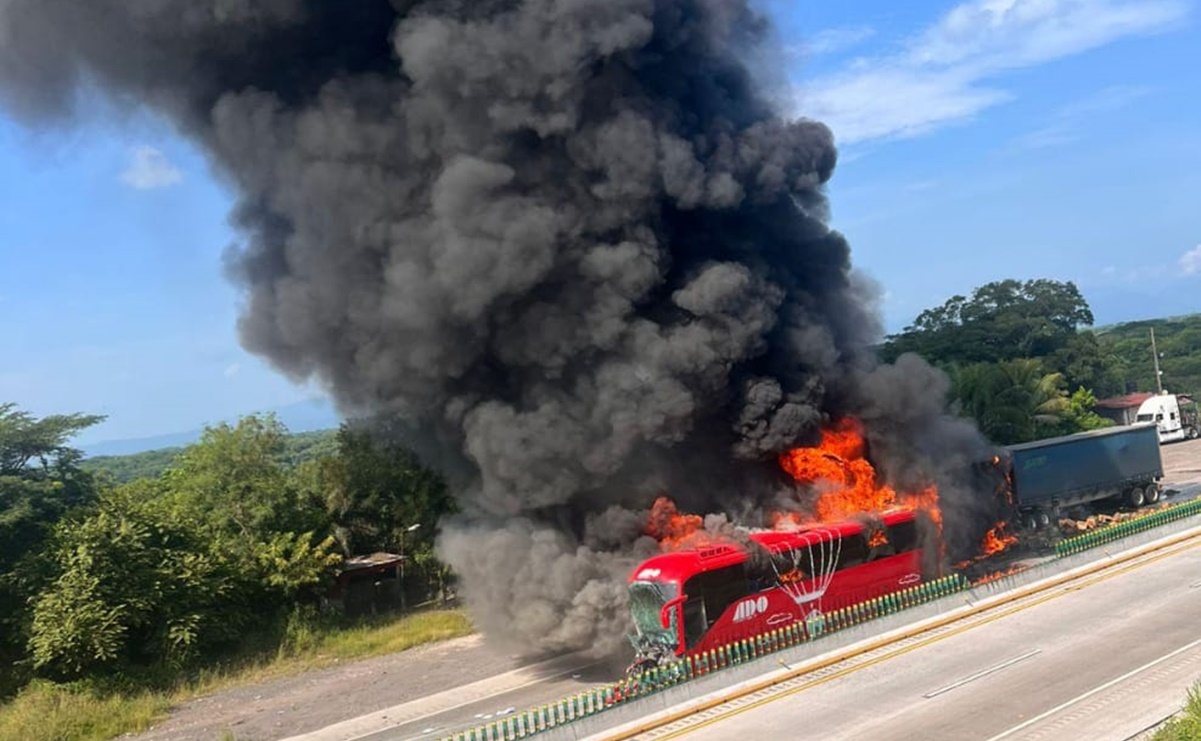 Tráiler se impacta con un autobús en la autopista Puebla-Veracruz; ambas unidades se incendiaron