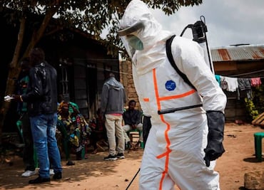 Ébola pierde terreno en República del Congo pero ahora alerta a Uganda