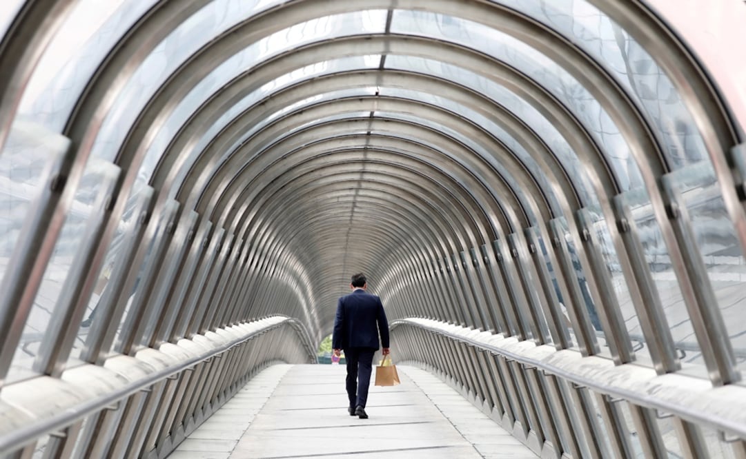 A businessman walks inside the Japan bridge at La Defense financial and business district in Puteaux, France - Photo: Charles Platiau/REUTERS