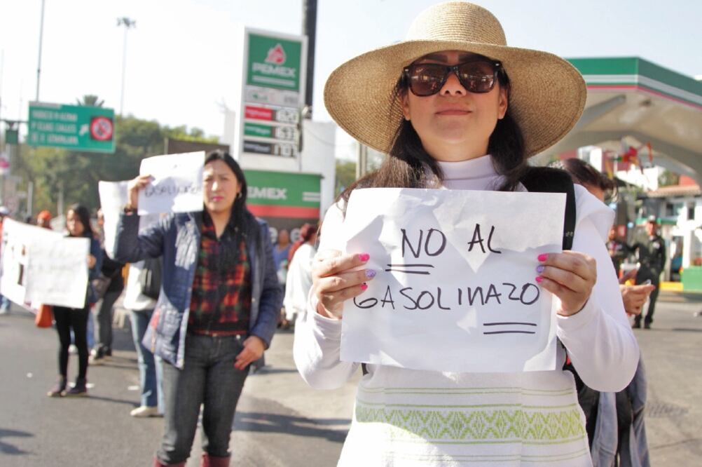 En otros puntos los manifestantes optaron por obstaculizar las gasolineras para evitar que pudieran despachar, pero sin violencia (VERÓNICA RAMÍREZ. OBTURADORMX)