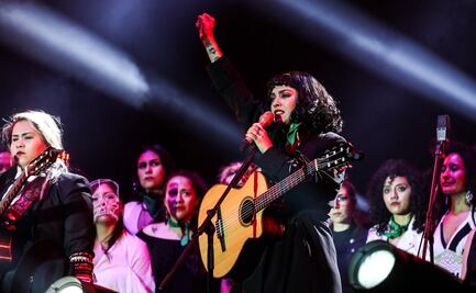“Al sonoro rugir del amor”: Mon Laferte manda mensaje contra violencia de género