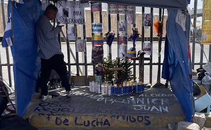 Con flores y veladoras recuerdan a migrantes fallecidos en incendio del INM en Ciudad Juárez