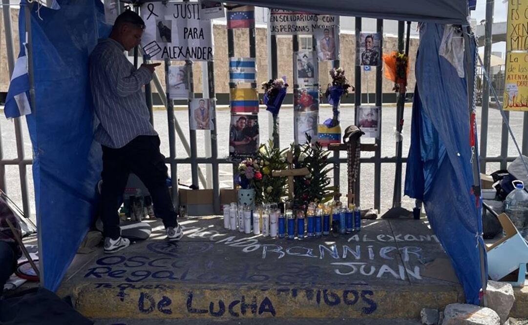 Recuerdan a migrantes fallecidos en el incendio ocurrido a las afueras del INM. Foto: Paola Gamboa/EL UNIVERSAL