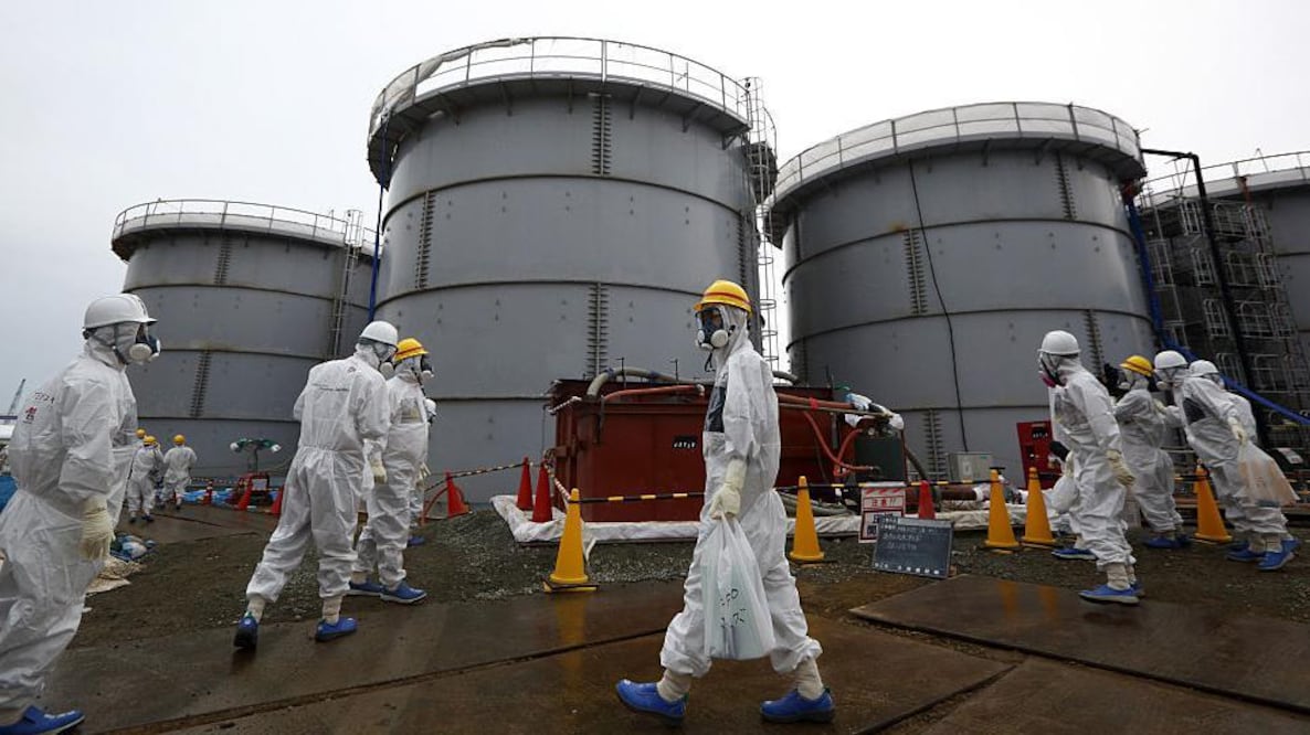 Japón inició el jueves el vertido al mar de más de 1.3 millones de metros cúbicos de agua procedentes de la planta nuclear de Fukushima, destruida por un masivo terremoto y un tsunami en 2011.