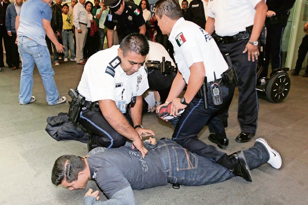 Solamente cinco de cada 10 mexicanos se sienten protegidos contra los abusos de autoridad, de acuerdo con la encuesta difundida ayer (ARCHIVO EL UNIVERSAL)