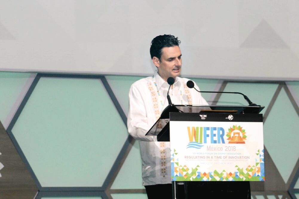 Guillermo García Alcocer, comisionado presidente de la CRE, durante el VII Foro Mundial de Regulación de Energía, en Cancún. (CORTESÍA)