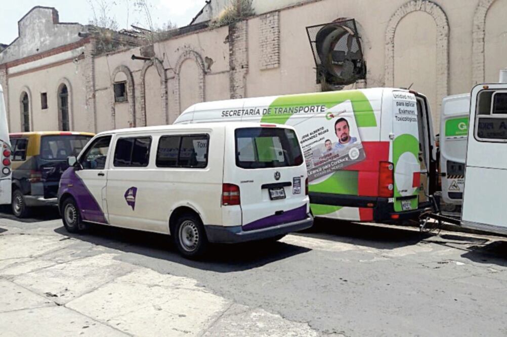 Los documentos apócrifos pretenden amparar la falta de permiso, placas, tarjeta de circulación, tarjetón y calcomanía de revista, entre otros (ESPECIAL)