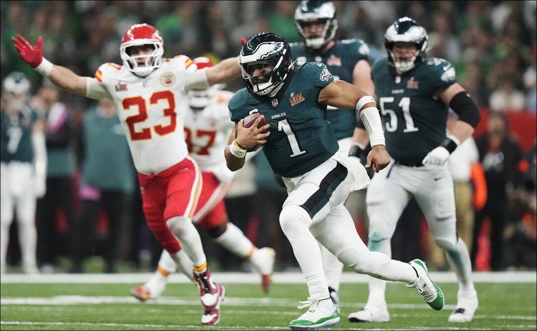 El quarterback de los Philadelphia Eagles, Jalen Hurts (1), corre con el balón en el Super Bowl LIX ante los Chiefs. FOTO: AP