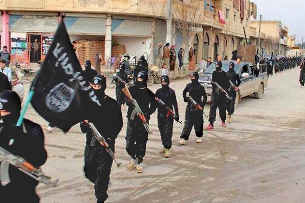 En la imagen subida por un portal extremista en 2014, presuntos combatientes del Estado Islámico y el Levante, vetados por el sistema bancario mexicano, marchan en Raqqa, Siria (ARCHIVO EL UNIVERSAL)