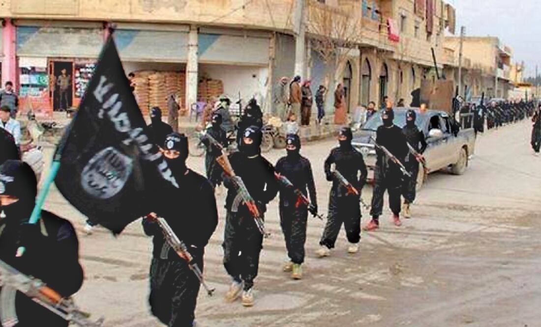 En la imagen subida por un portal extremista en 2014, presuntos combatientes del Estado Islámico y el Levante, vetados por el sistema bancario mexicano, marchan en Raqqa, Siria (ARCHIVO EL UNIVERSAL)