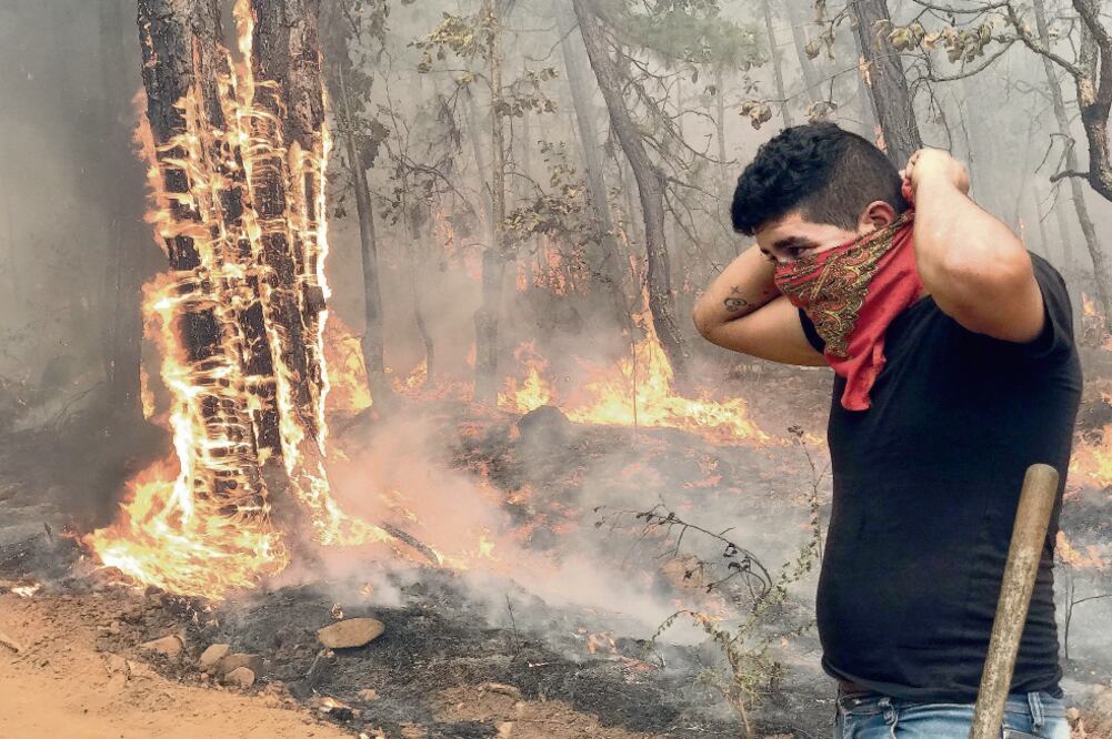 Nadie se escapa de quitarse por momentos la pañoleta y limpiar el sudor de su frente, toda tiznada y colorada debido a las altas temperaturas. / Fotos: CHARBELL LUCIO
