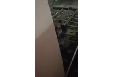 Captan a ebrio que bajó a las vías del Metro en Pantitlán