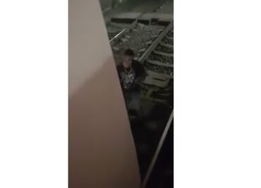 Captan a ebrio que bajó a las vías del Metro en Pantitlán