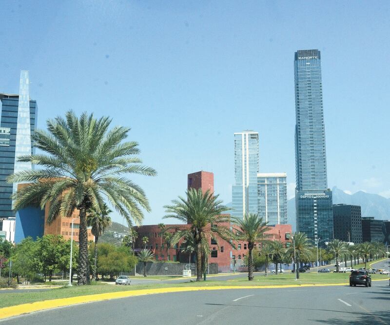 Desde el martes, las calles de San Pedro Garza García lucen vacías en respuesta a las medidas implementadas por el municipio. EMILIO VÁSQUEZ. EL UNIVERSAL