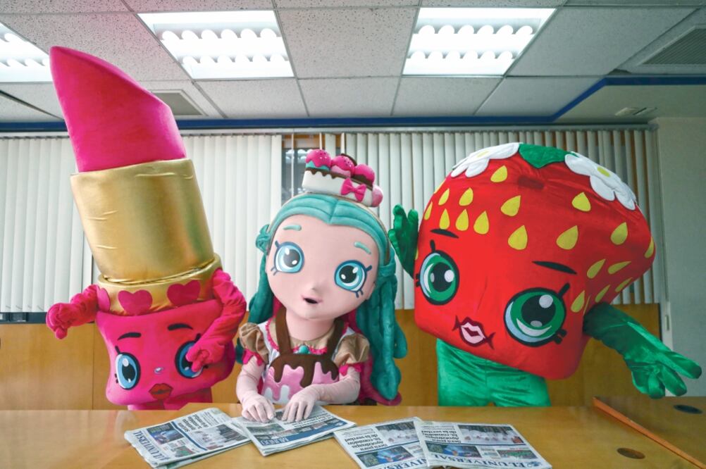 Un brillo labial, una galleta y una fresa son tres personajes del montaje. (ALEJANDRA LEYVA. EL UNIVERSAL)