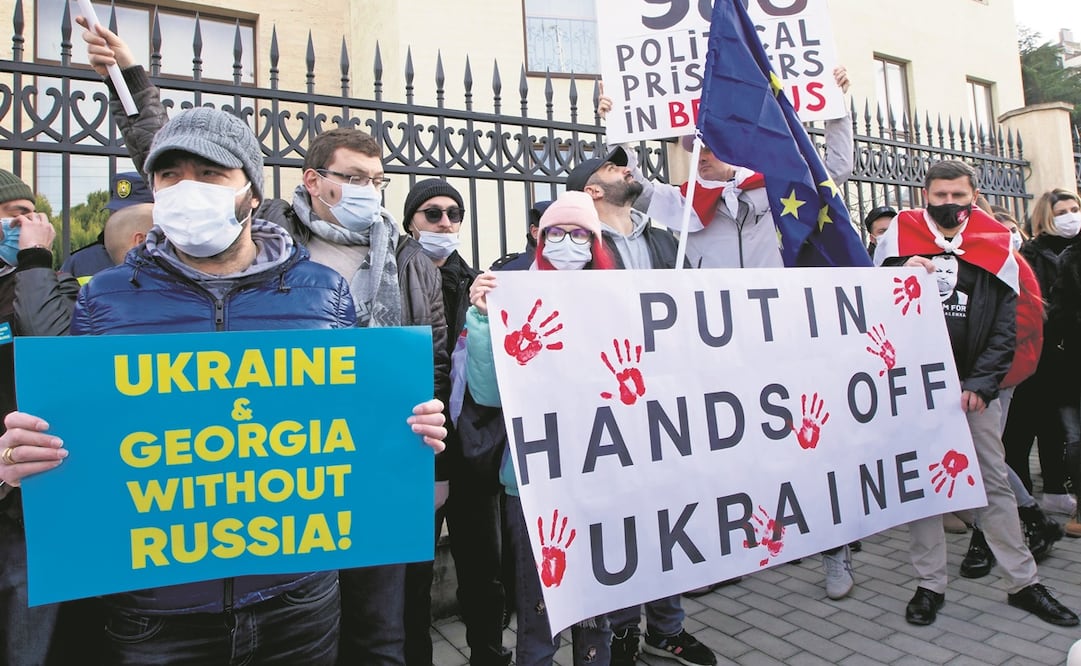 Activistas en Georgia protestan frente a la embajada de Ucrania por lo que consideran intromisión del gobierno ruso en la región. Foto: Shakh Aivazov. AP