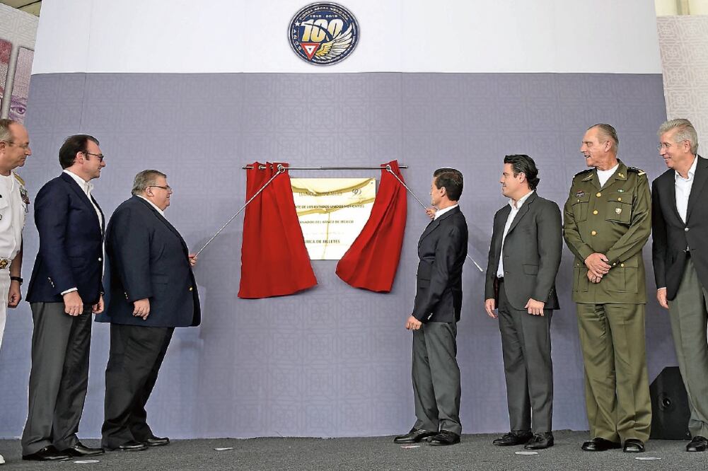 El miércoles, Agustín Carstens, gobernador del Banxico, y el presidente Enr i que Peña Nieto develaron la placa de arranque de la edificación de la fábrica (ARCHIVO EL UNIVERSAL)