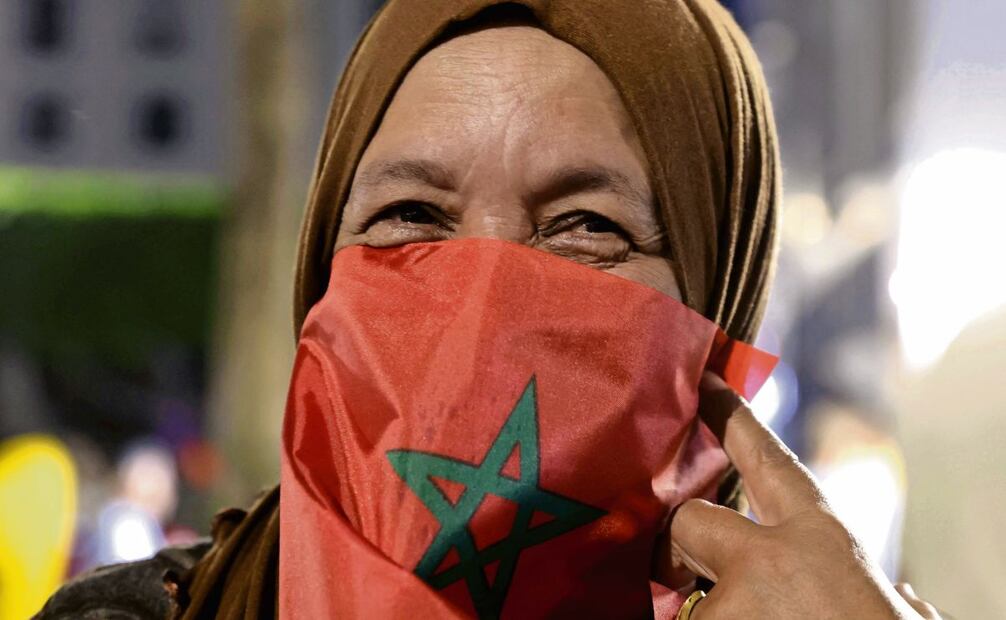 Una mujer celebra tras la decisión del Consejo de Seguridad de la ONU, que expresó su apoyo al plan de autonomía de Marruecos para el Sáhara Occidental. Foto: Abdel Majid Bziouat / AFP