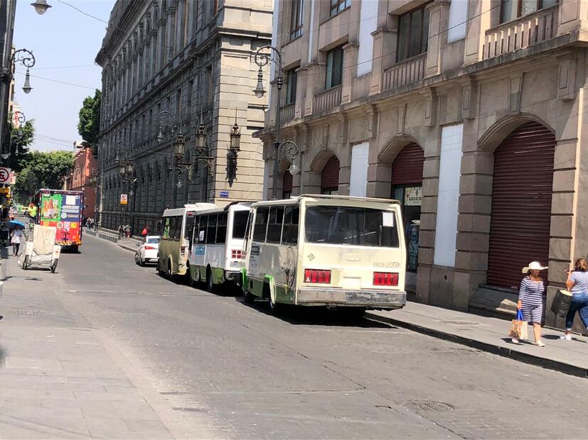 Se estacionan en Donceles microbuses con apoyo a Claudia Sheinbaum Foto: Kevin Ruiz