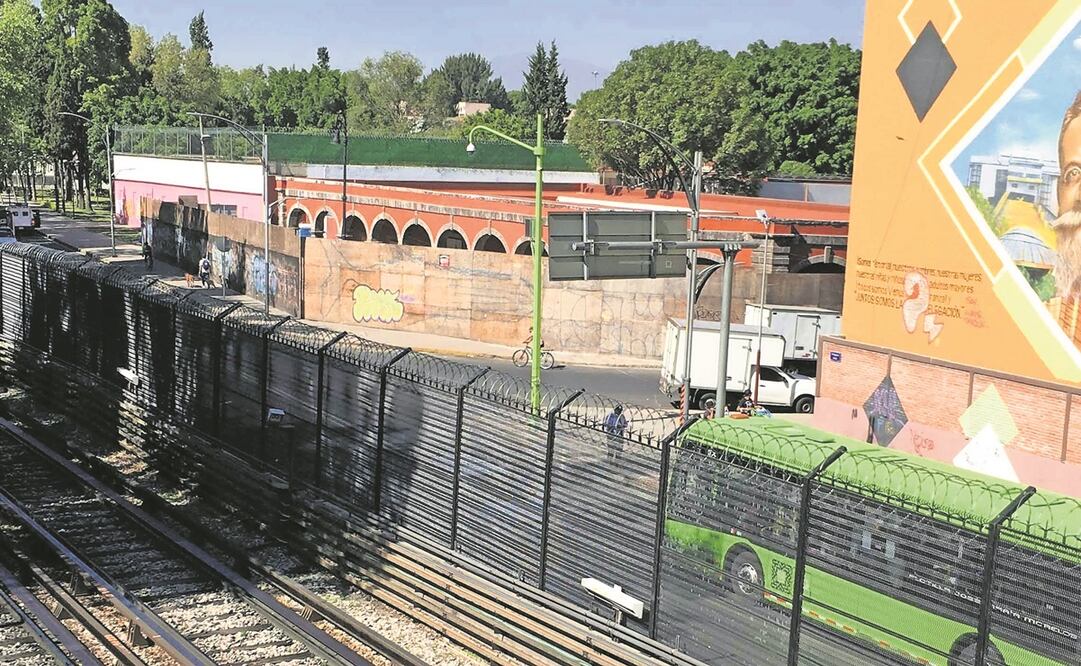  La Antigua Garita de San Lázaro fue construida a inicios del siglo XVII; su función era revisar y cobrar impuestos a las mercancías que ingresaban a la capital. 