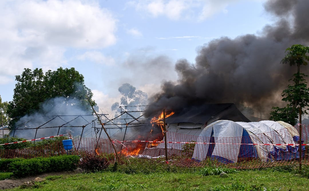Llamas y humo surgen de un centro de tratamiento del ébola en Rwampara, Congo, el 21 de mayo de 2026. Foto: AP