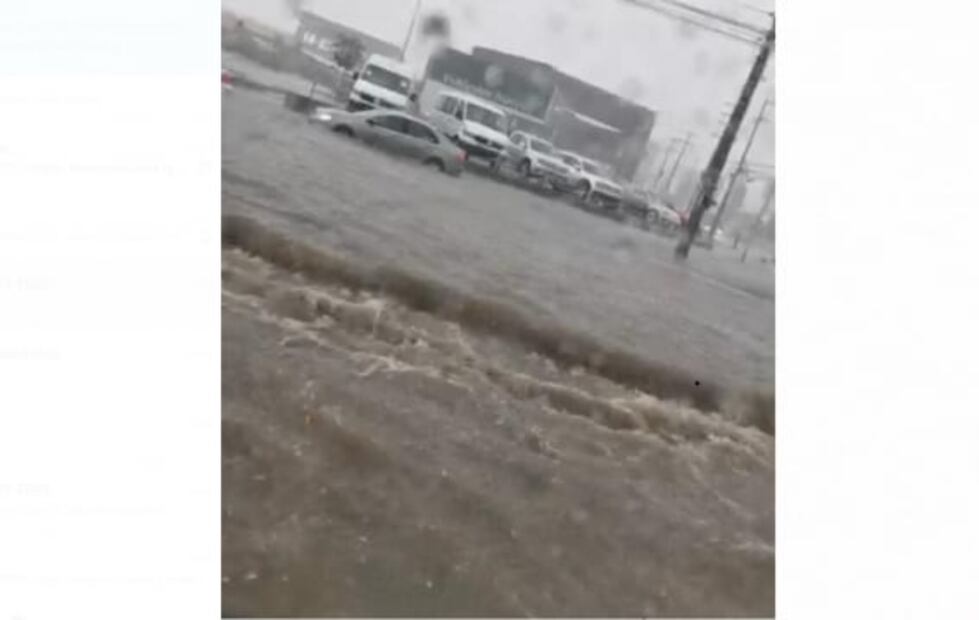 Lluvias provocan derrumbe de techo de auditorio en Aguascalientes