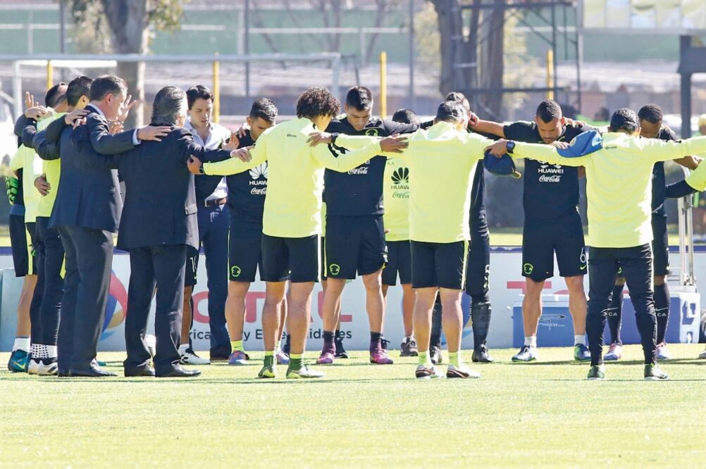 Directivos y jugadores del América realizaron una cadena de oración (AGUSTIN SALINAS. EL UNIVERSAL.)